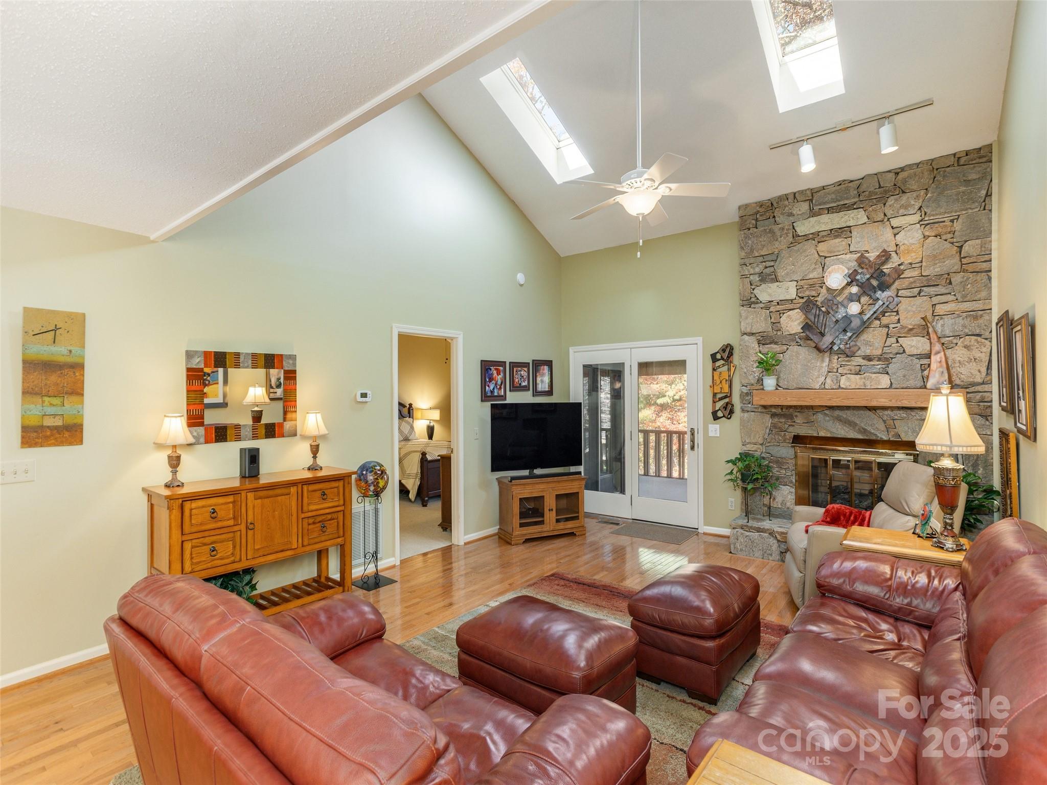 303 N Scarlet Oak Lane