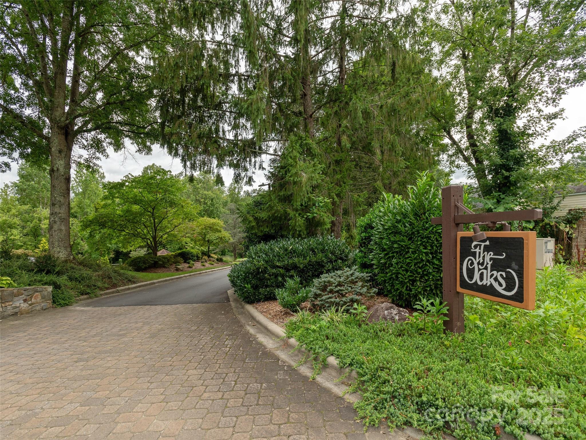 303 N Scarlet Oak Lane