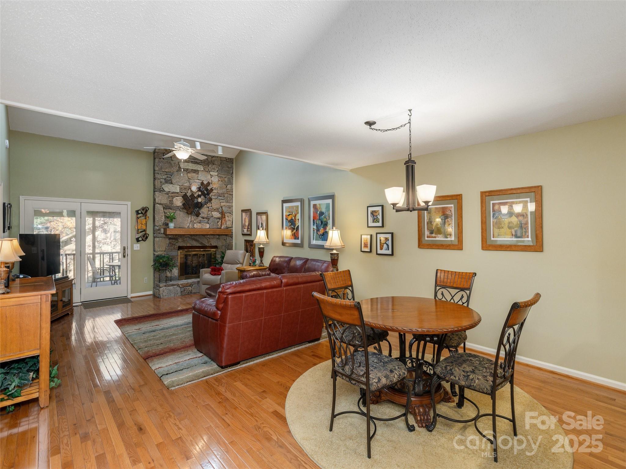 303 N Scarlet Oak Lane