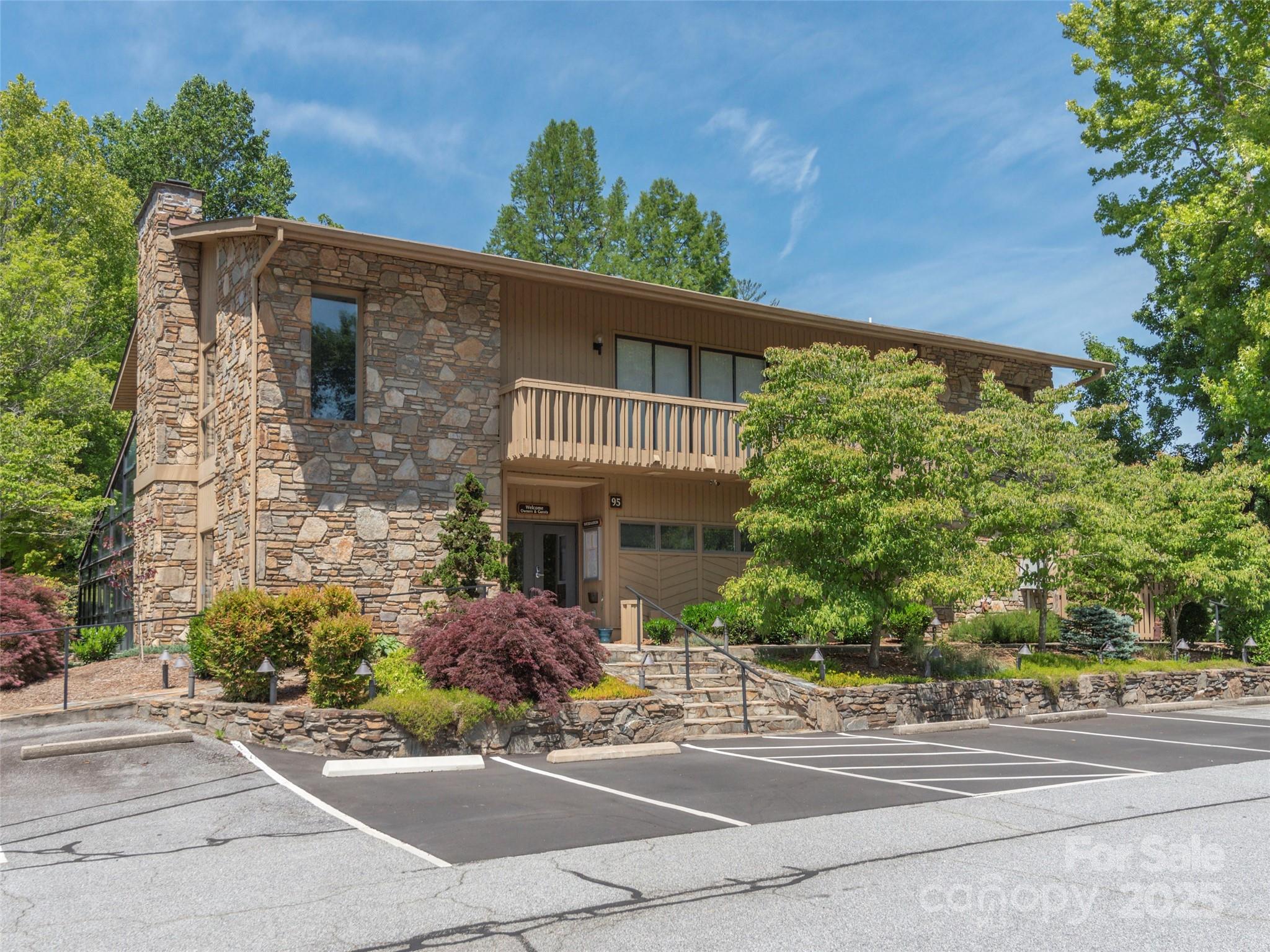 303 N Scarlet Oak Lane