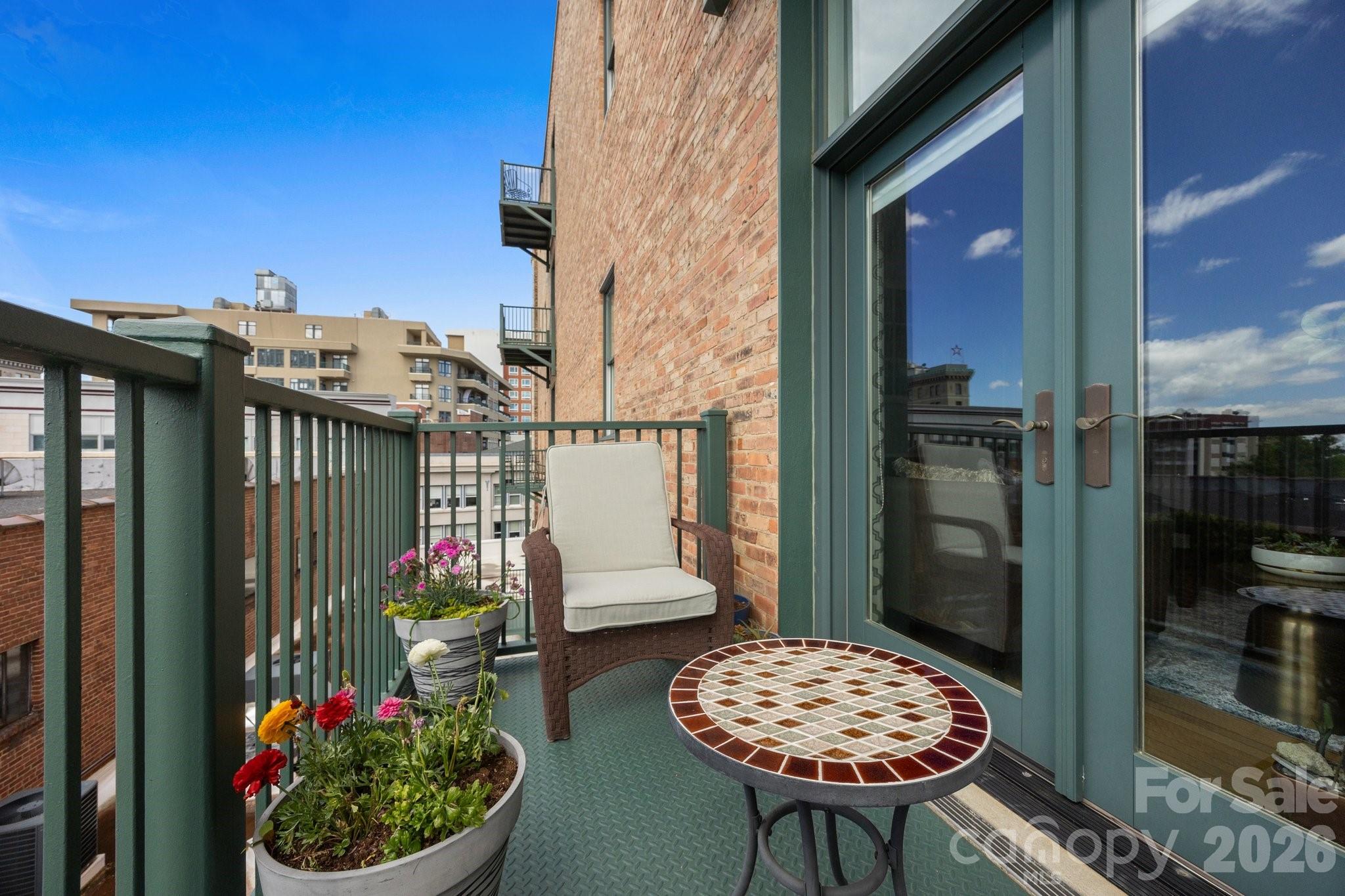 84 W Walnut Street Unit: 405