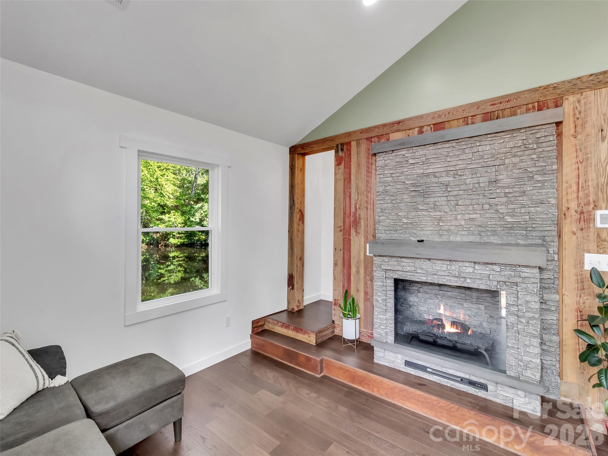 535 Hemlock Loop