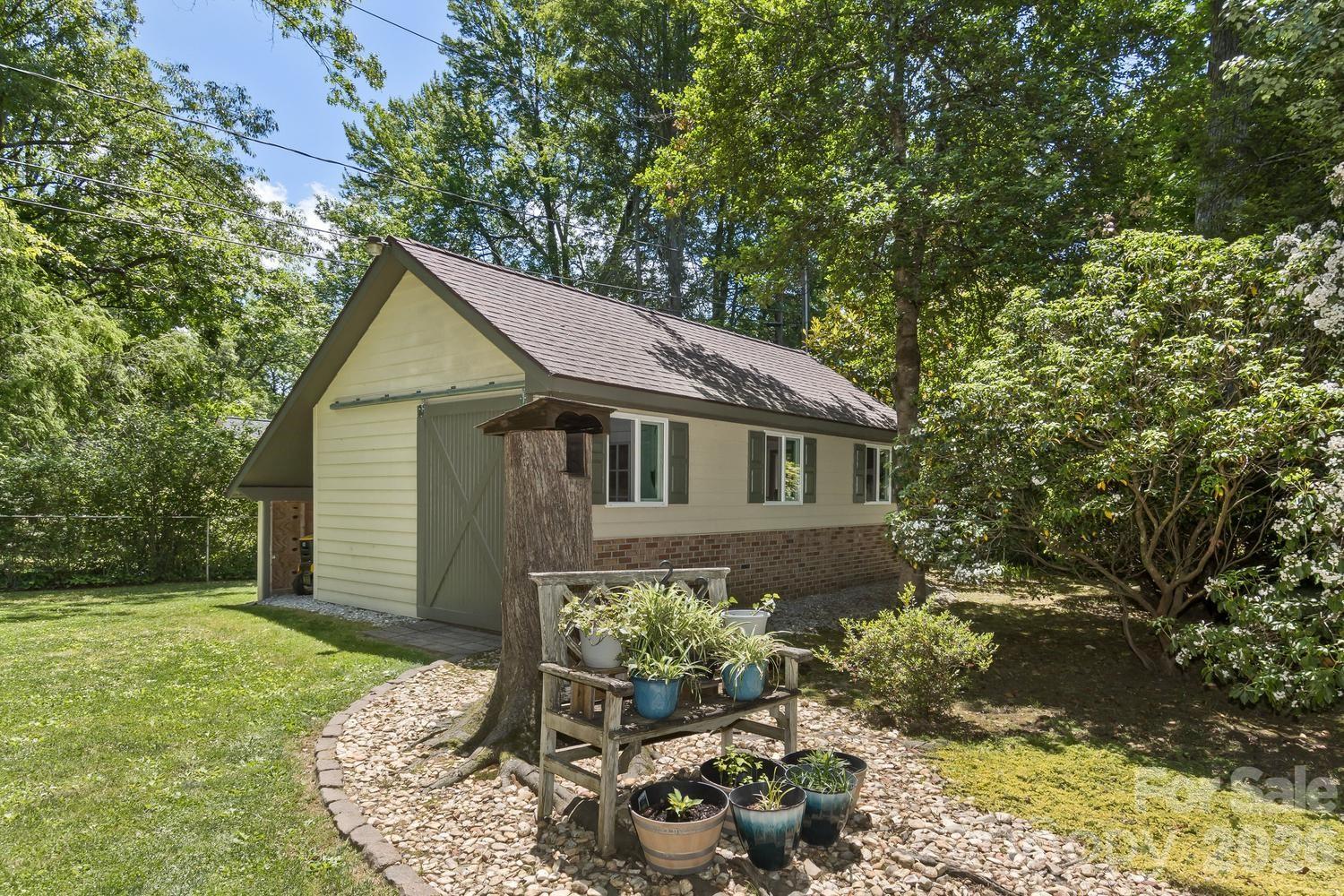 29 S Greenwood Forest Drive