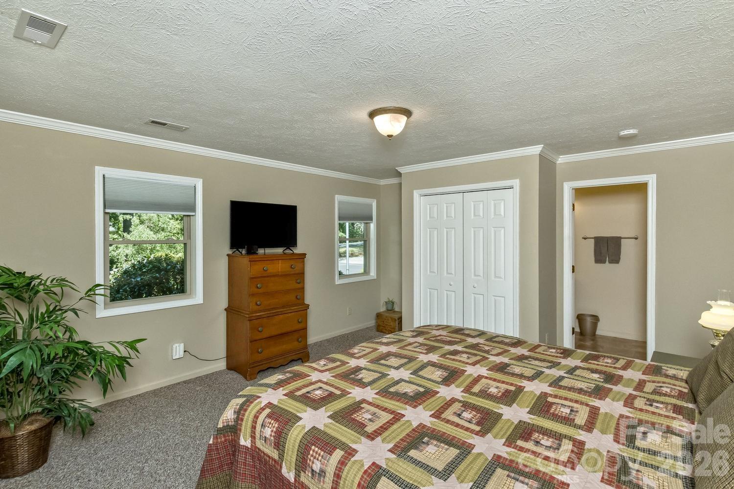 29 S Greenwood Forest Drive