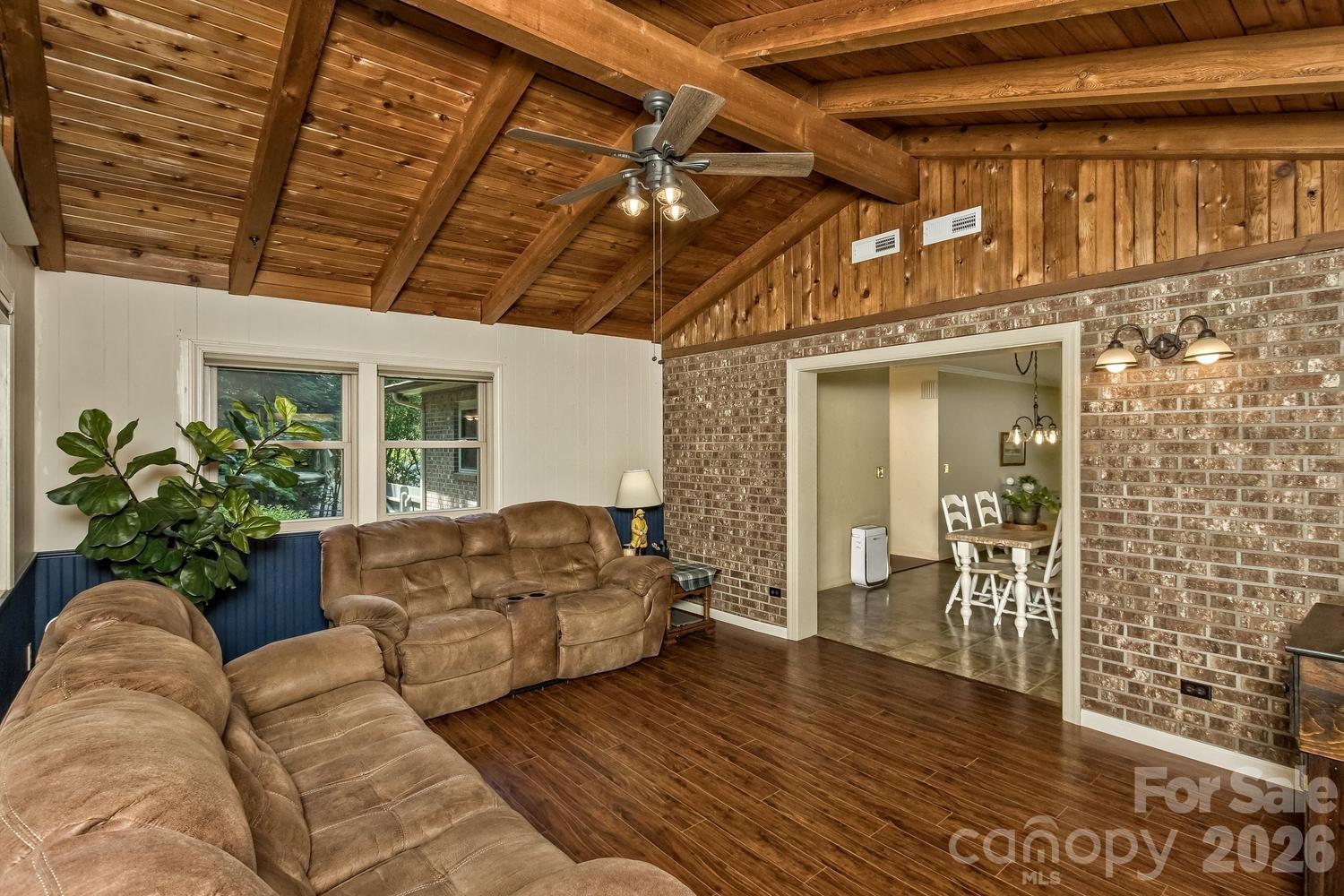 29 S Greenwood Forest Drive