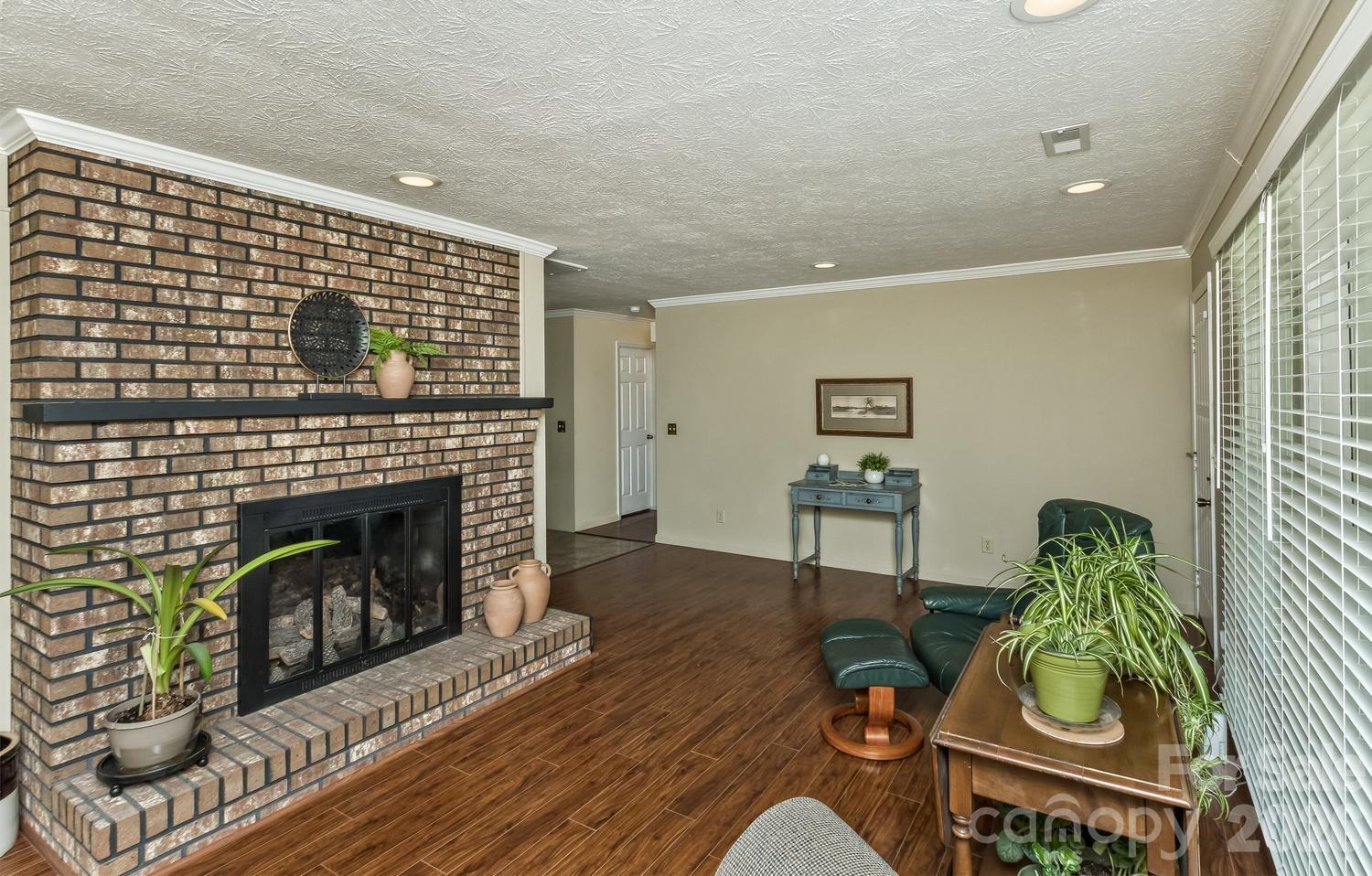 29 S Greenwood Forest Drive