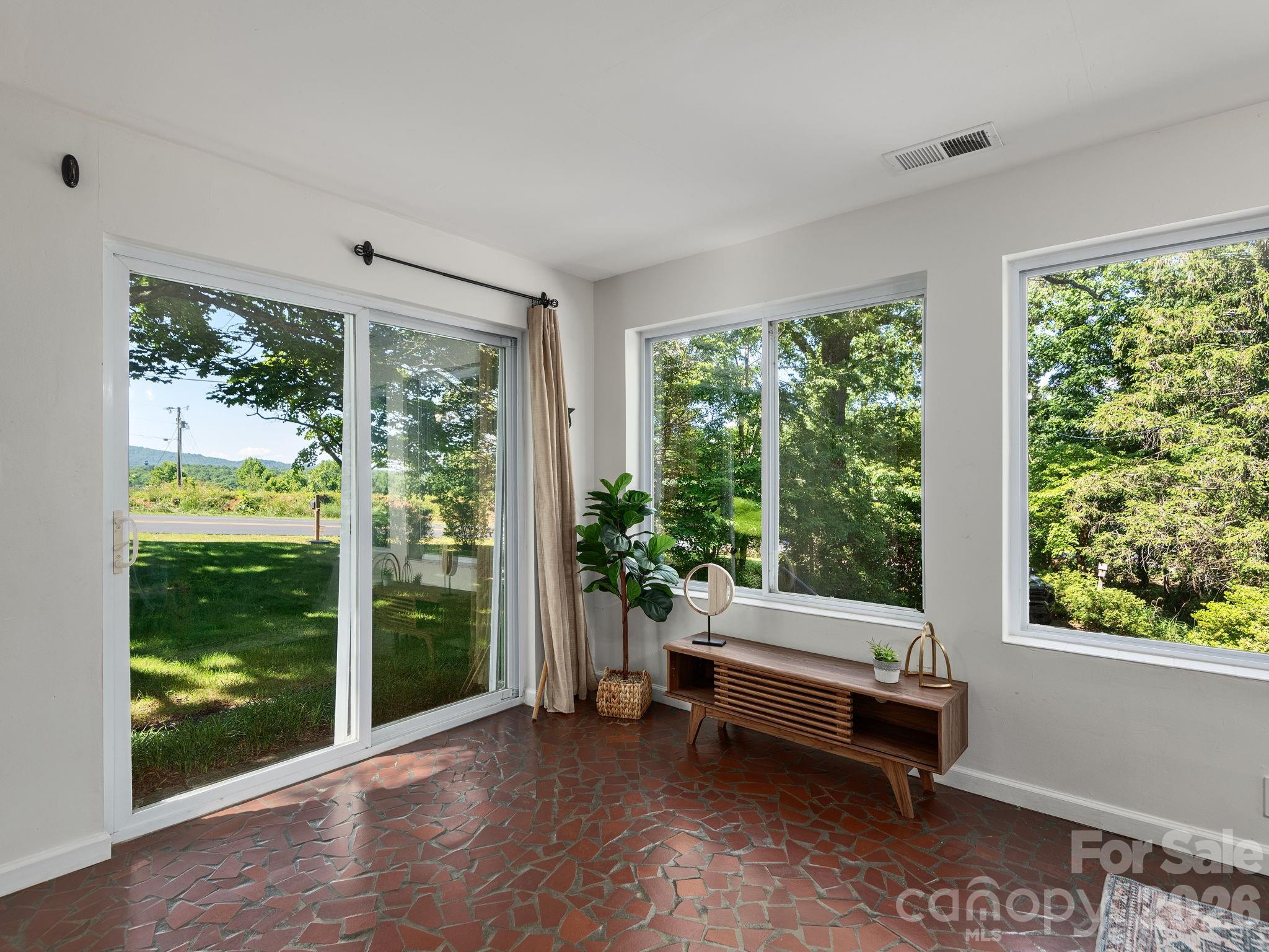 147 W Oakview Road