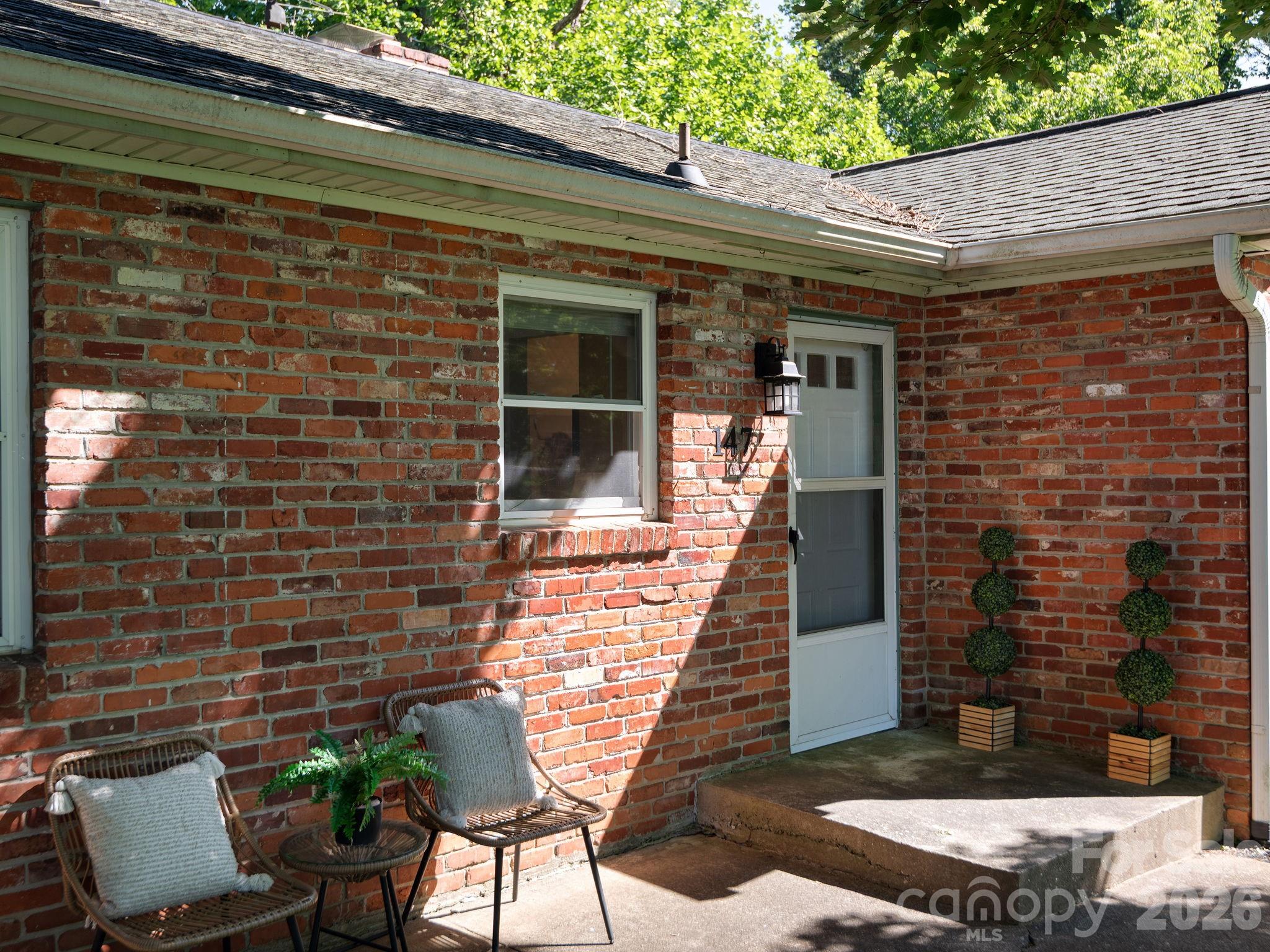 147 W Oakview Road