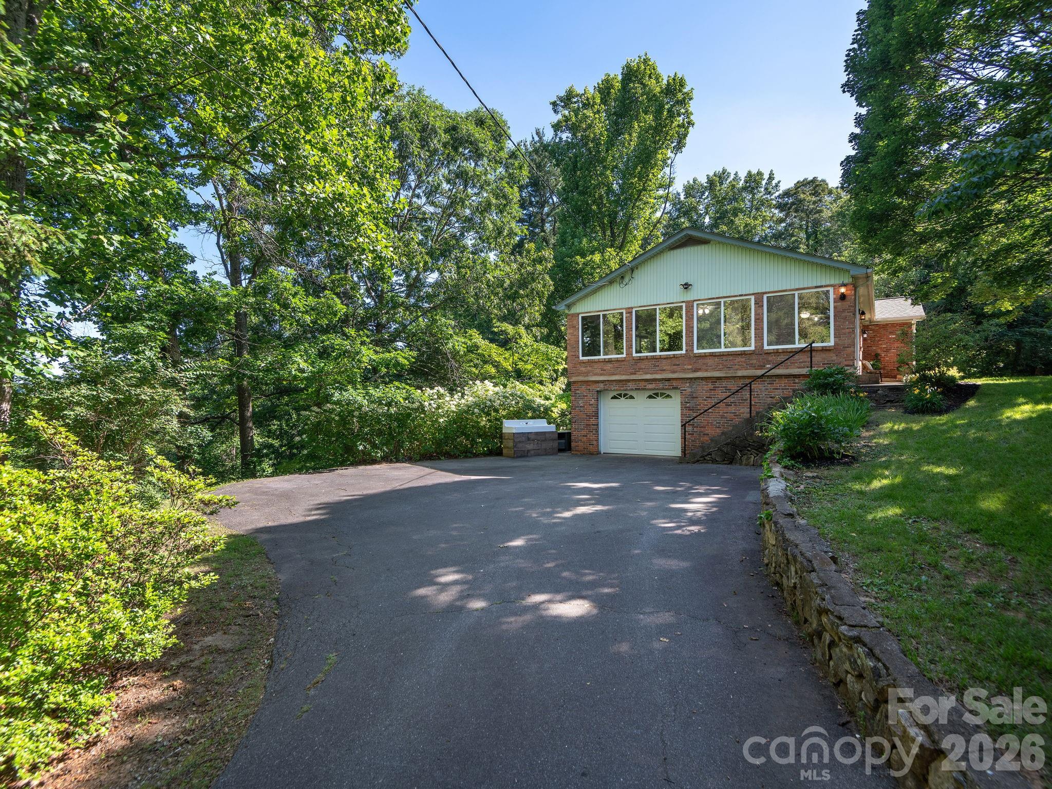 147 W Oakview Road