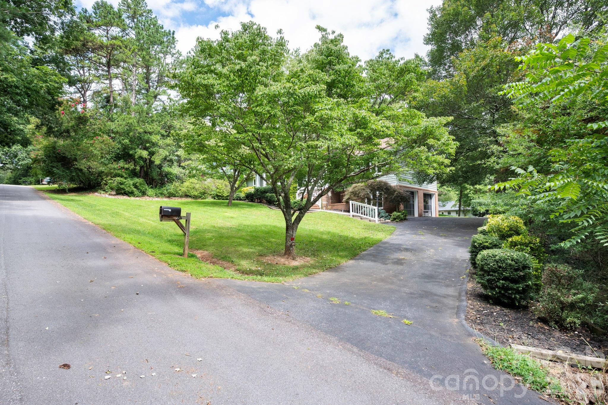 23 S Oaks Circle