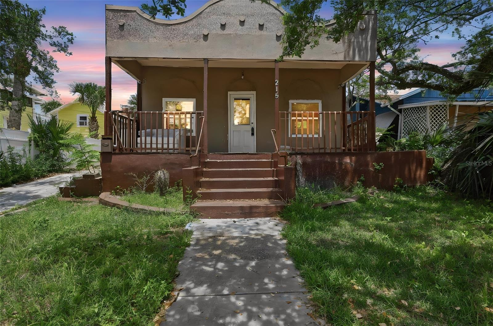 215 S OLEANDER AVE