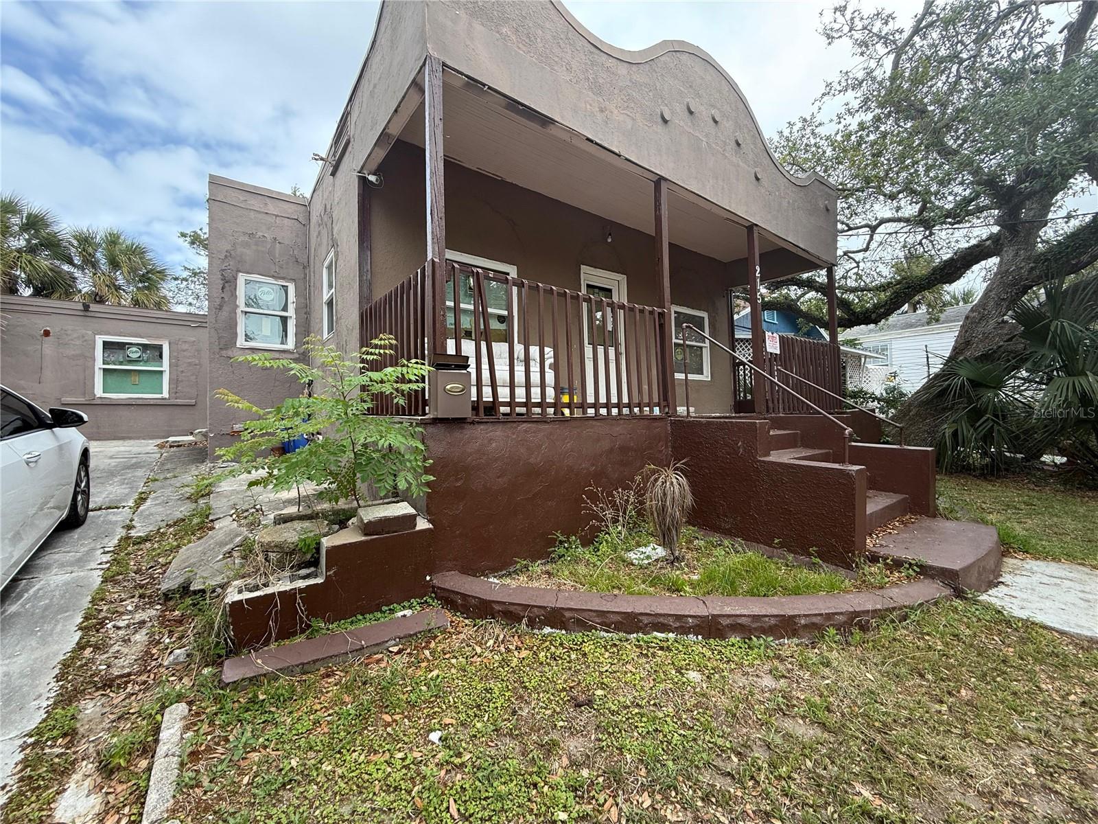 215 S OLEANDER AVE