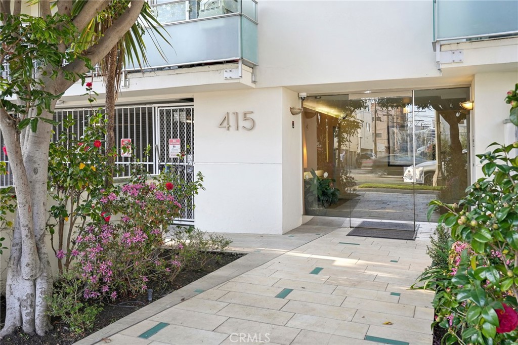 415 Montana Avenue 305