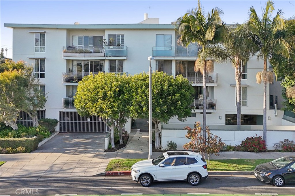 415 Montana Avenue 305