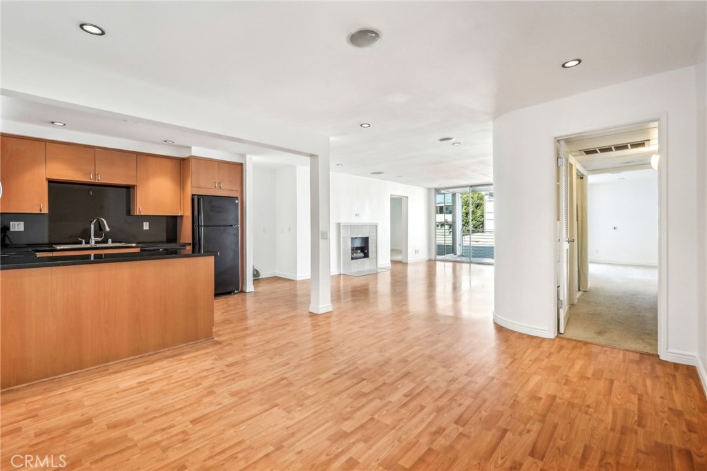 415 Montana Avenue 305