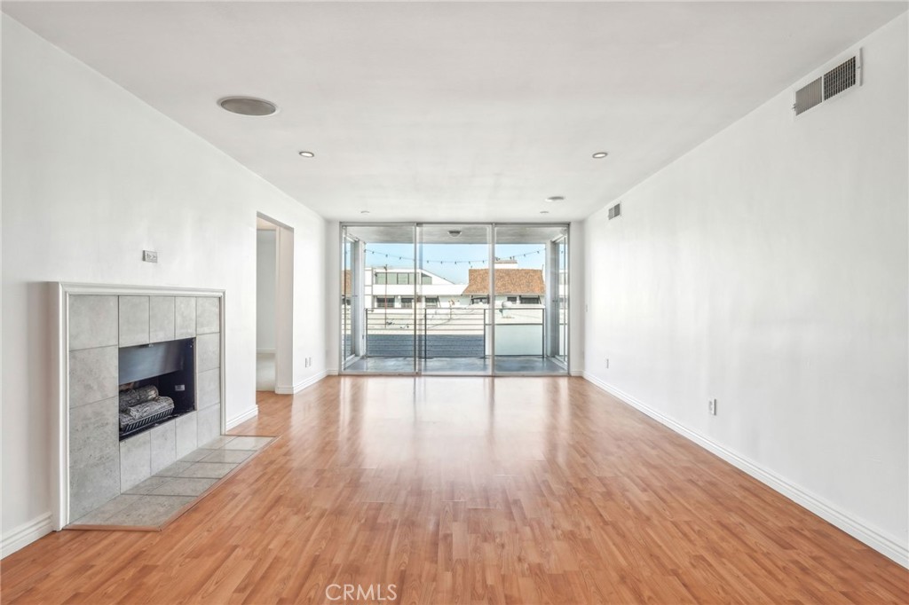 415 Montana Avenue 305
