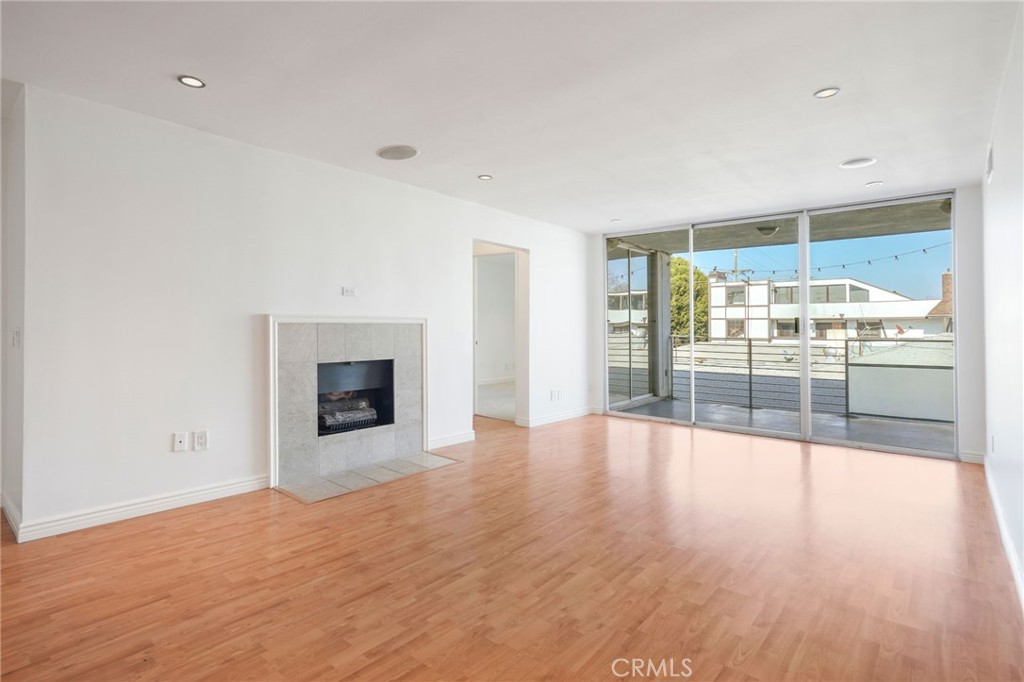 415 Montana Avenue 305