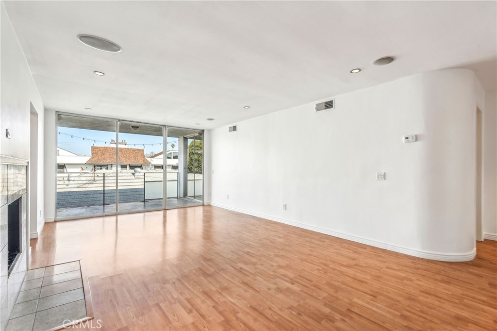 415 Montana Avenue 305