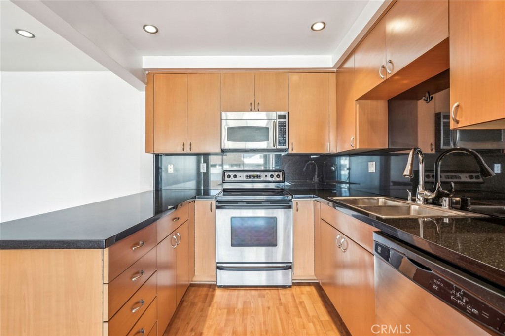 415 Montana Avenue 305