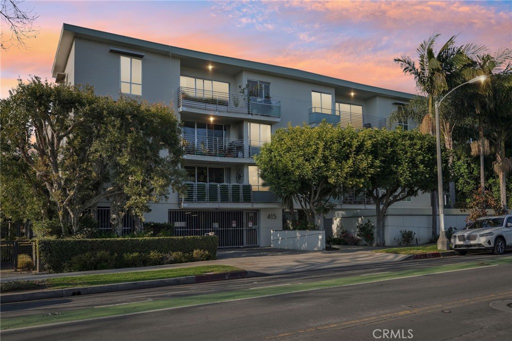 415 Montana Avenue 305