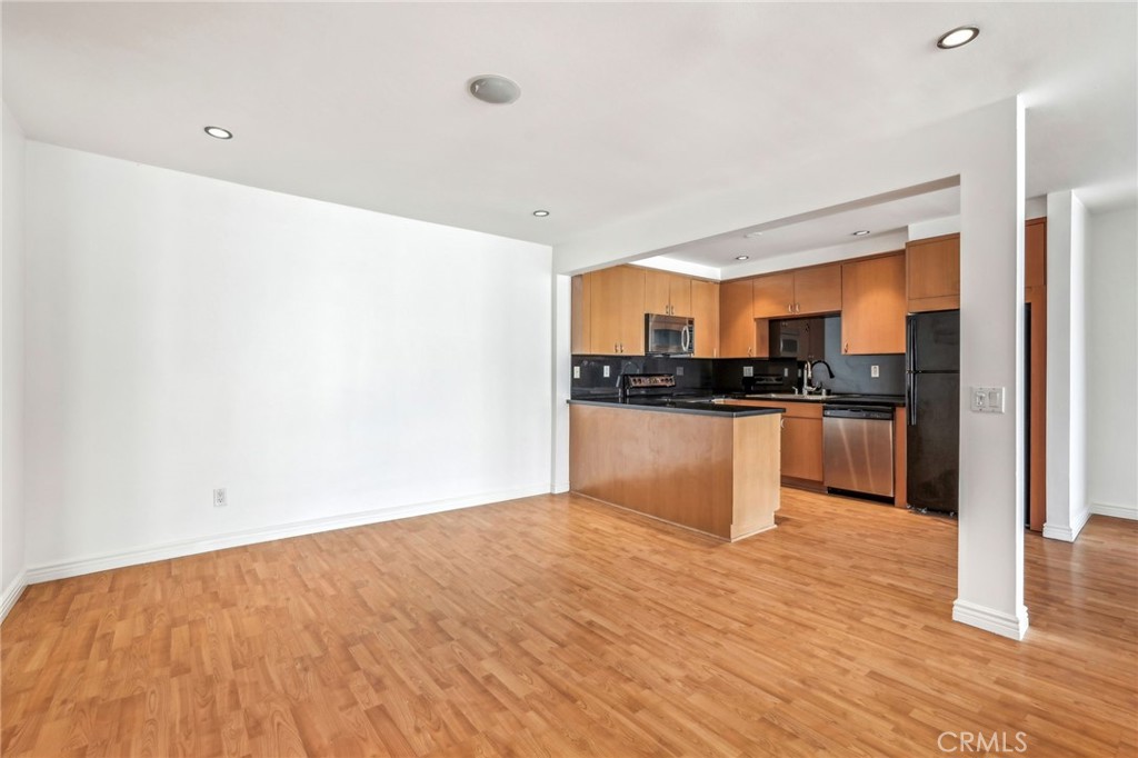 415 Montana Avenue 305