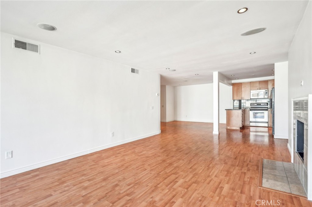 415 Montana Avenue 305