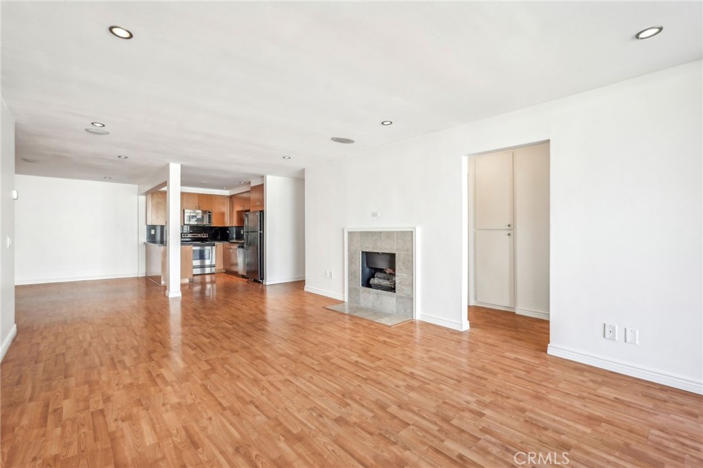 415 Montana Avenue 305