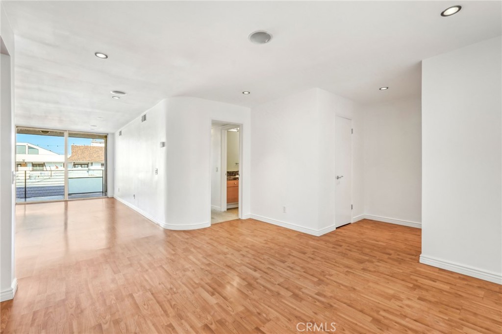 415 Montana Avenue 305