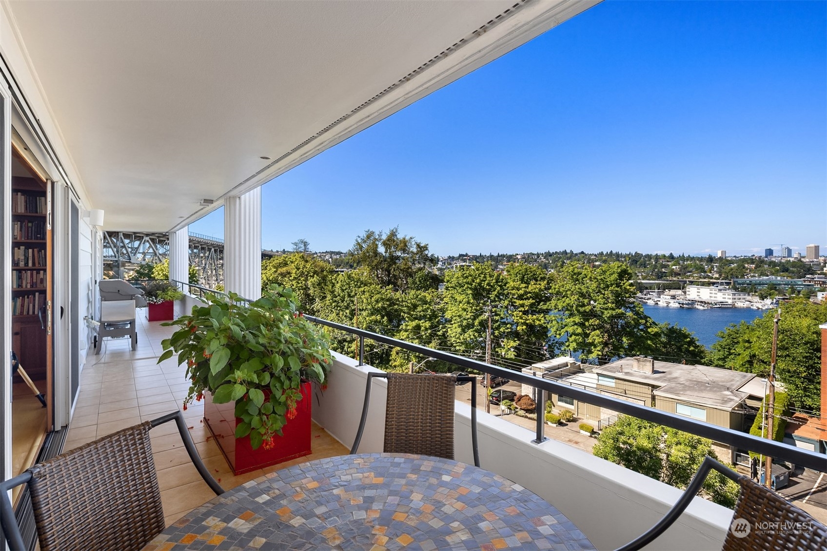 2565 Dexter Avenue N Unit: 302