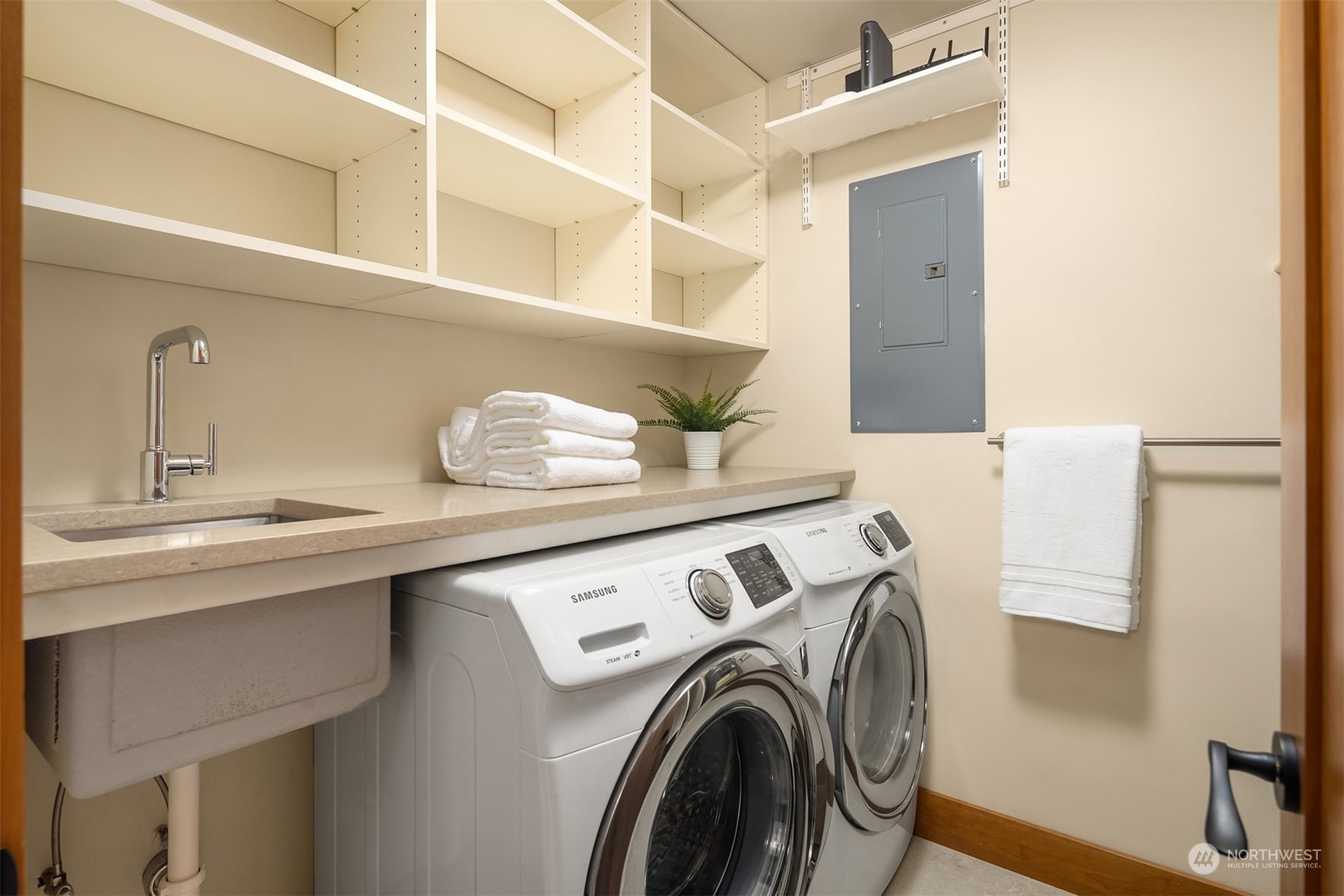 2565 Dexter Avenue N Unit: 302