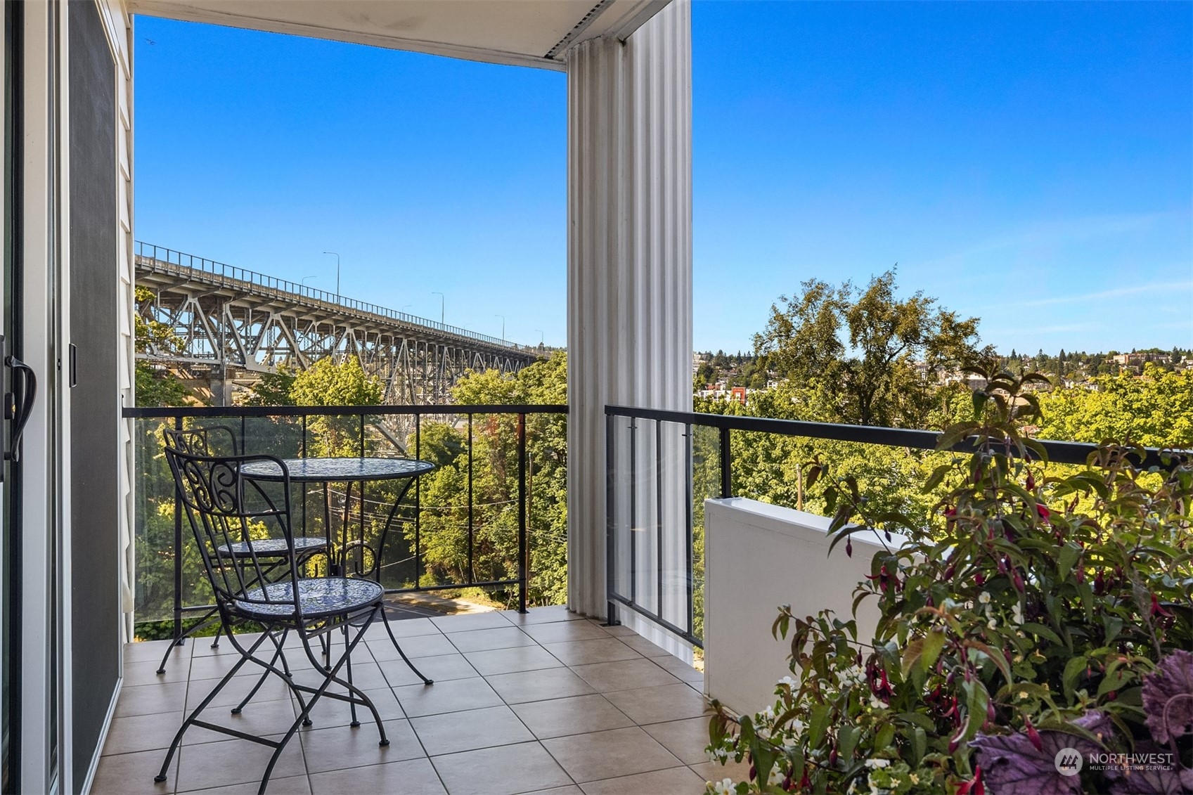 2565 Dexter Avenue N Unit: 302
