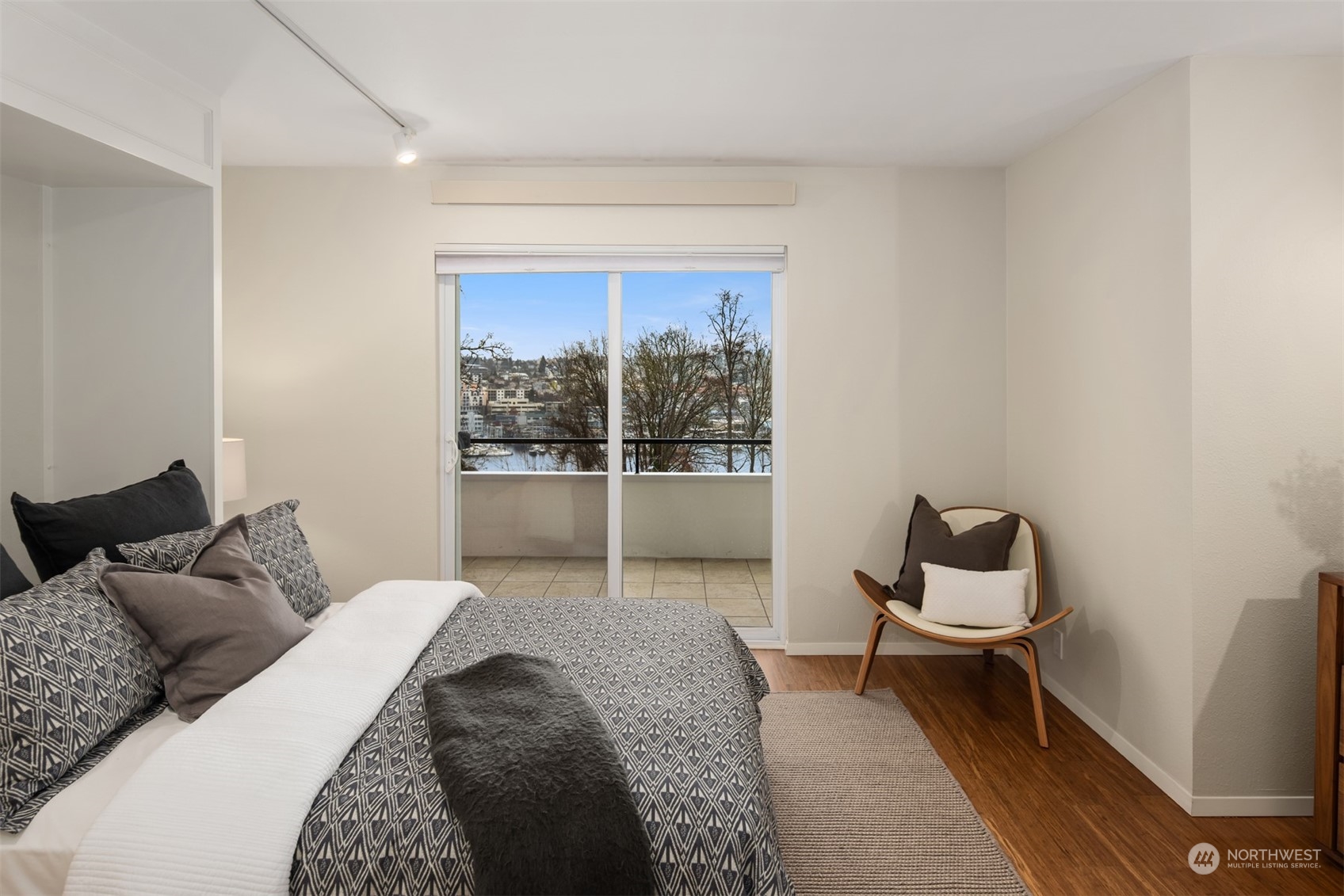 2565 Dexter Avenue N Unit: 204