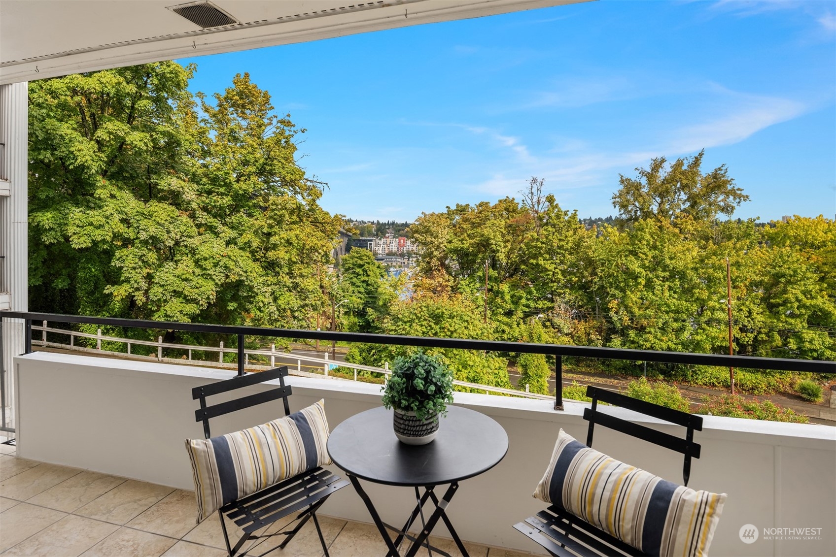 2565 Dexter Avenue N Unit: 204