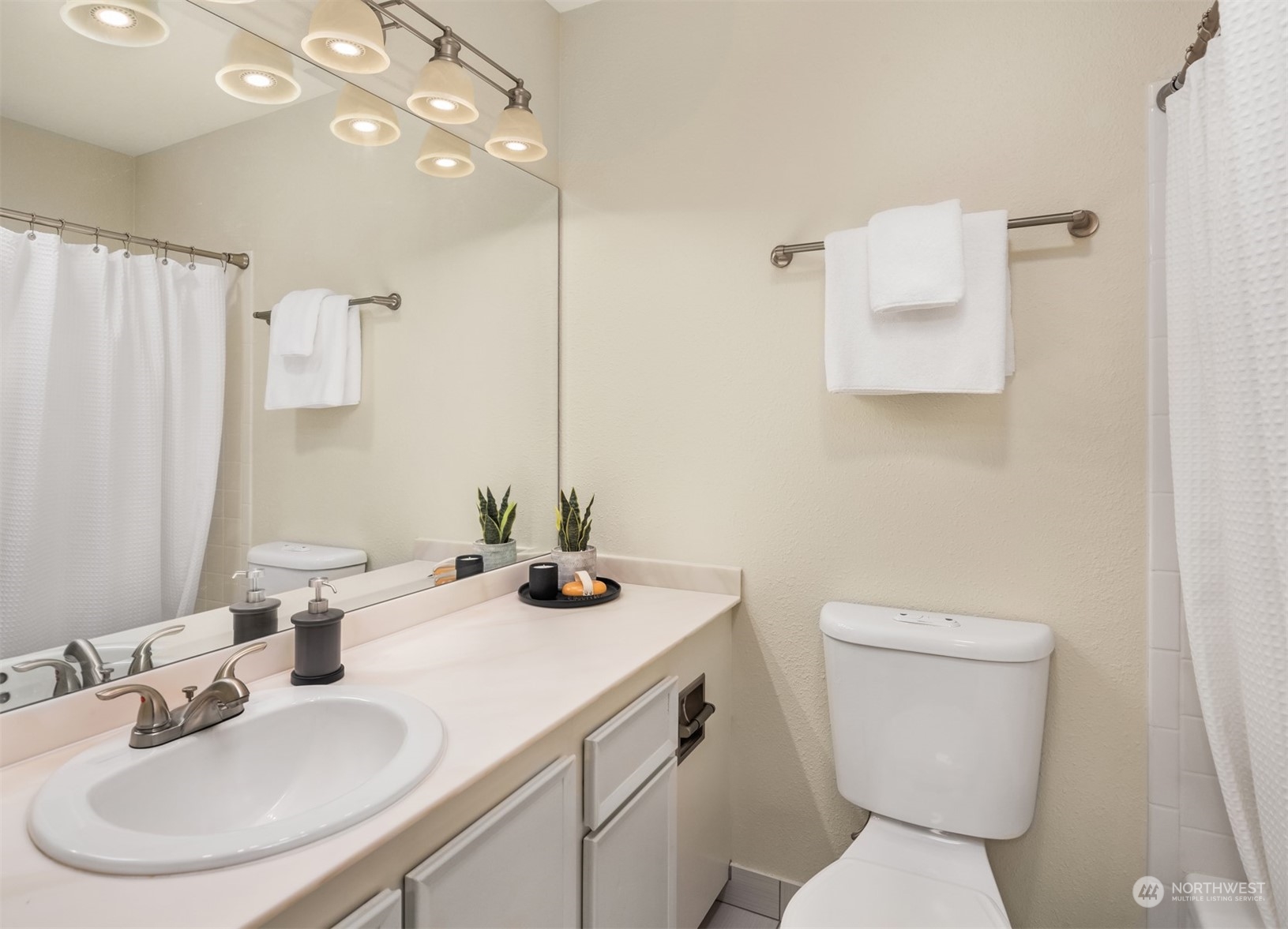 2565 Dexter Avenue N Unit: 204