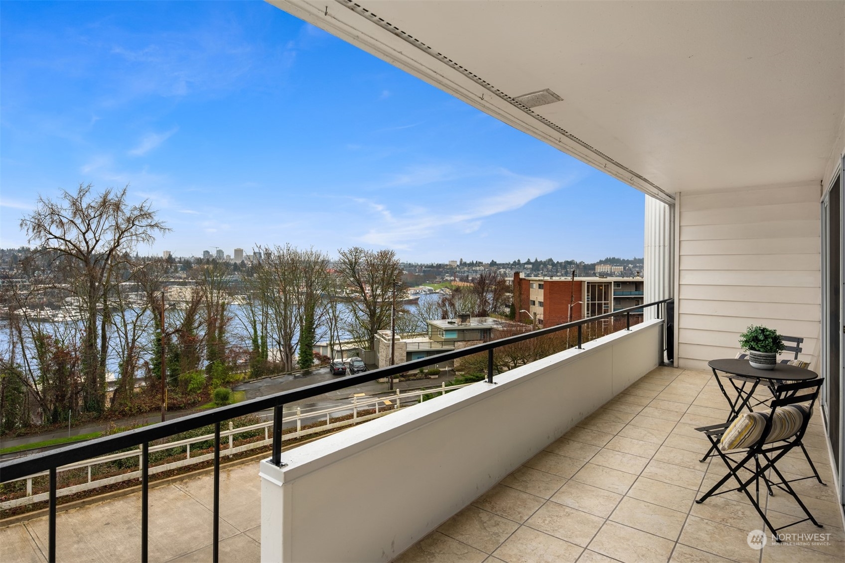 2565 Dexter Avenue N Unit: 204