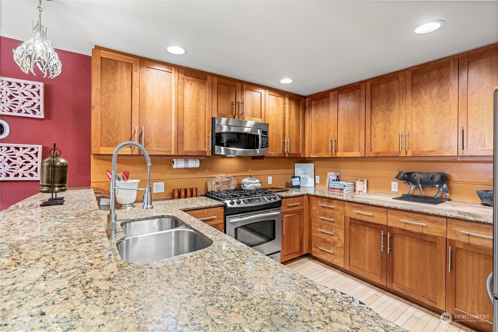 900 Warren Avenue N Unit: 104