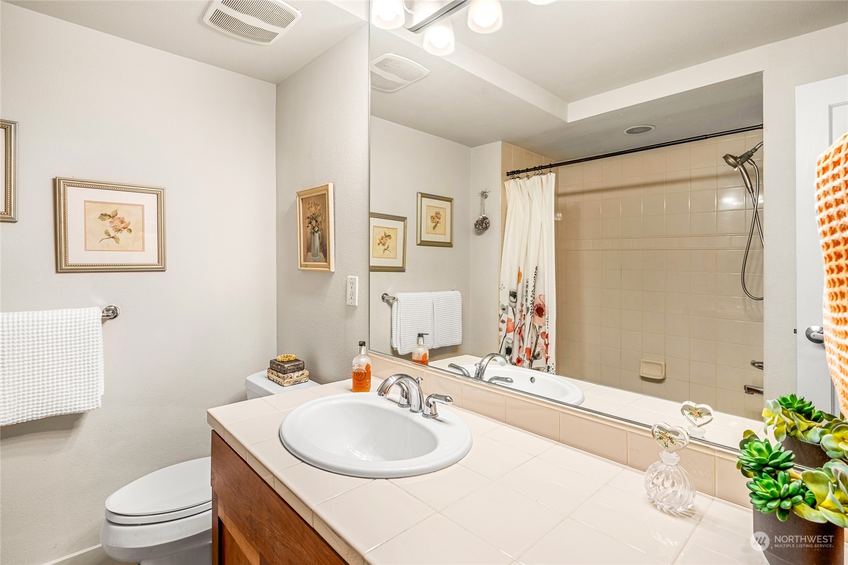 900 Warren Avenue N Unit: 104