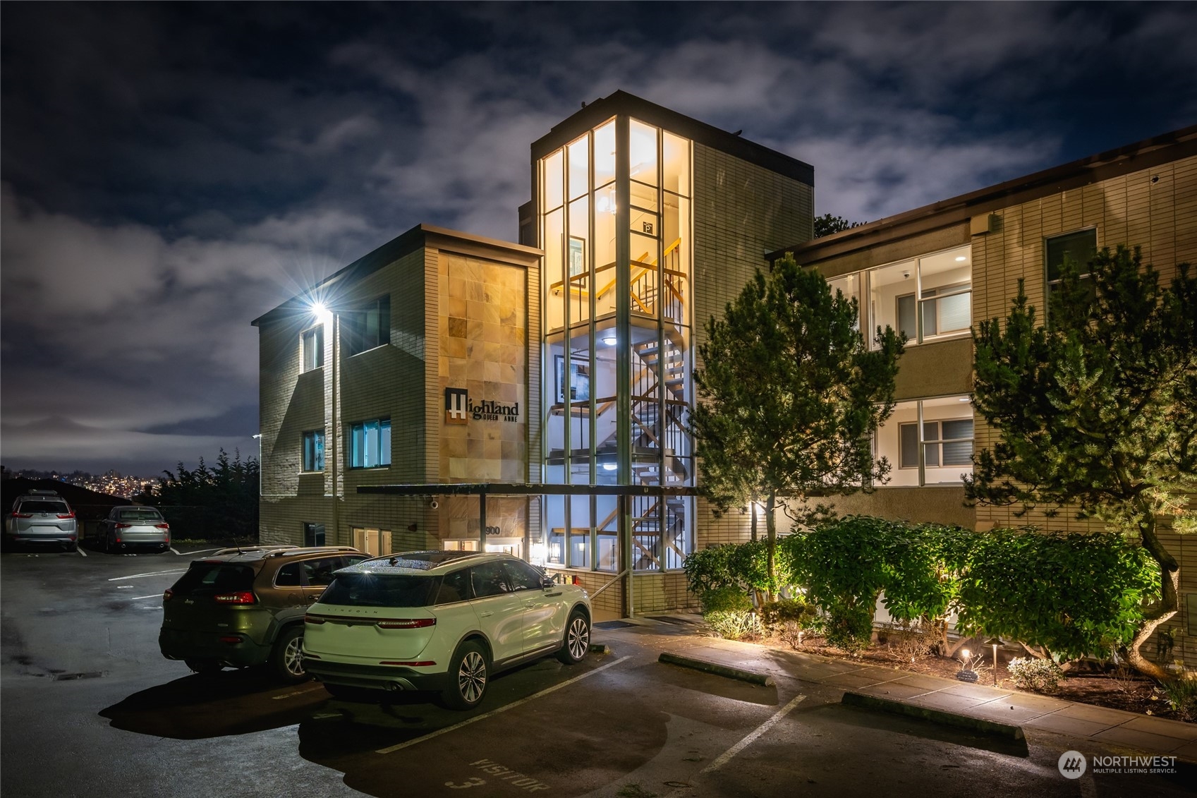 900 Warren Avenue N Unit: 104