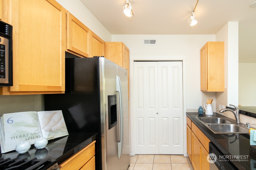 2901 NE Blakeley Street Unit: 320
