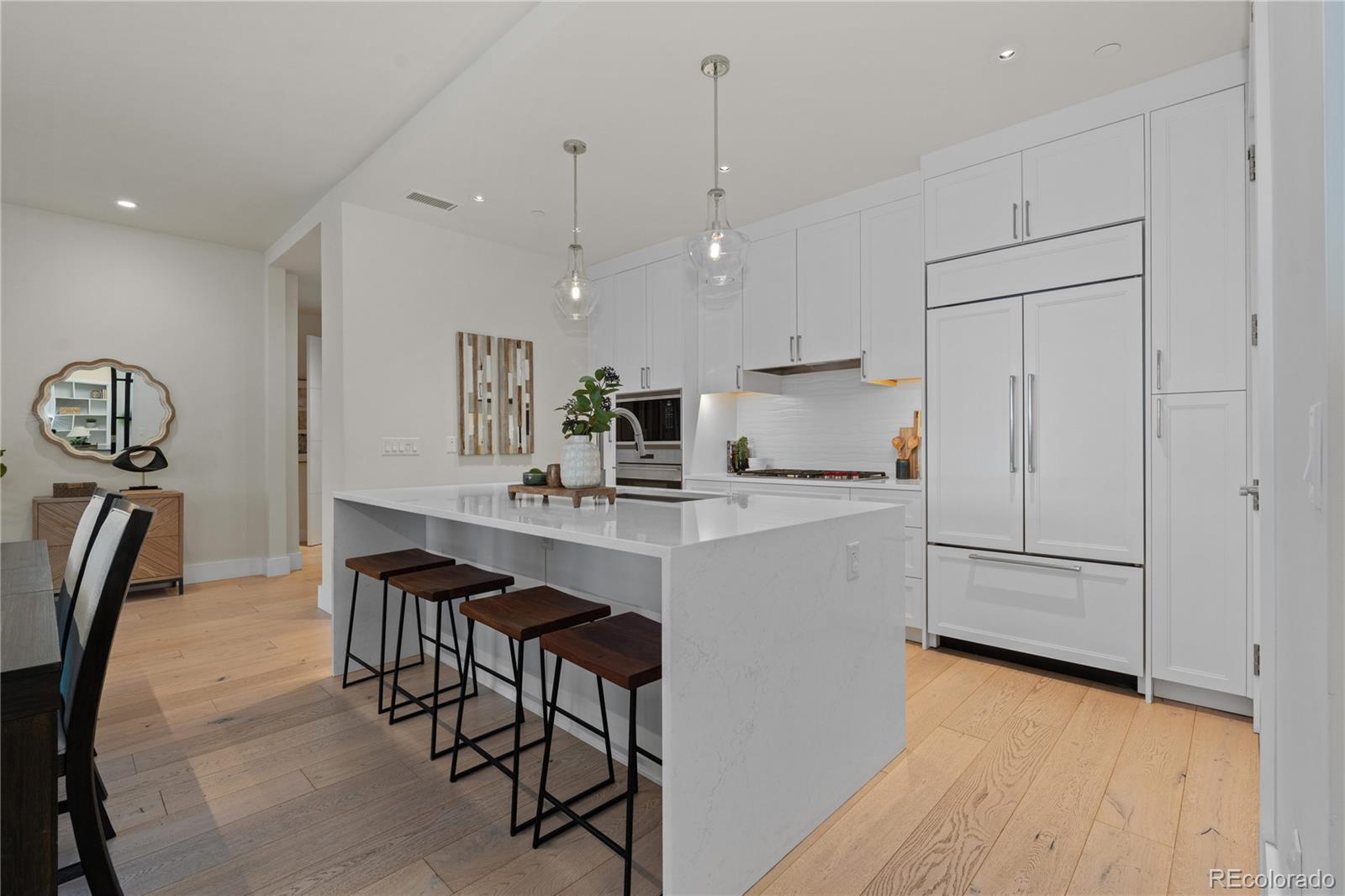 155 Steele Street Unit: 917