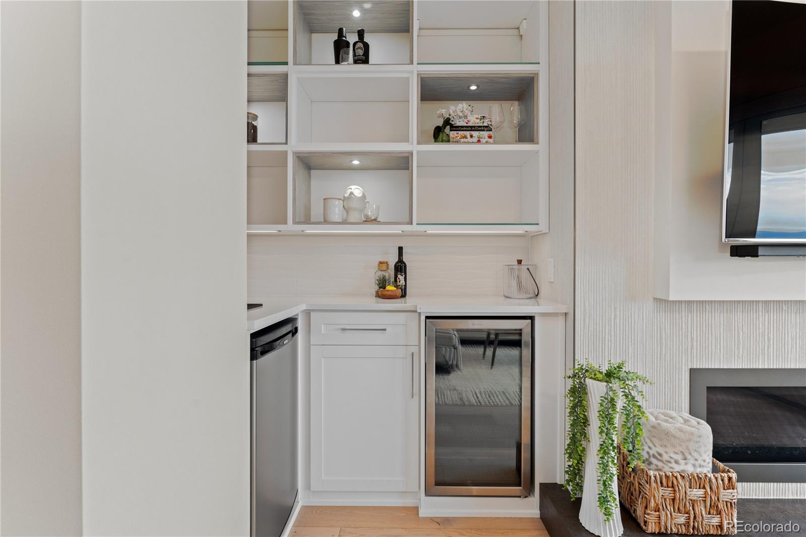 155 Steele Street Unit: 917