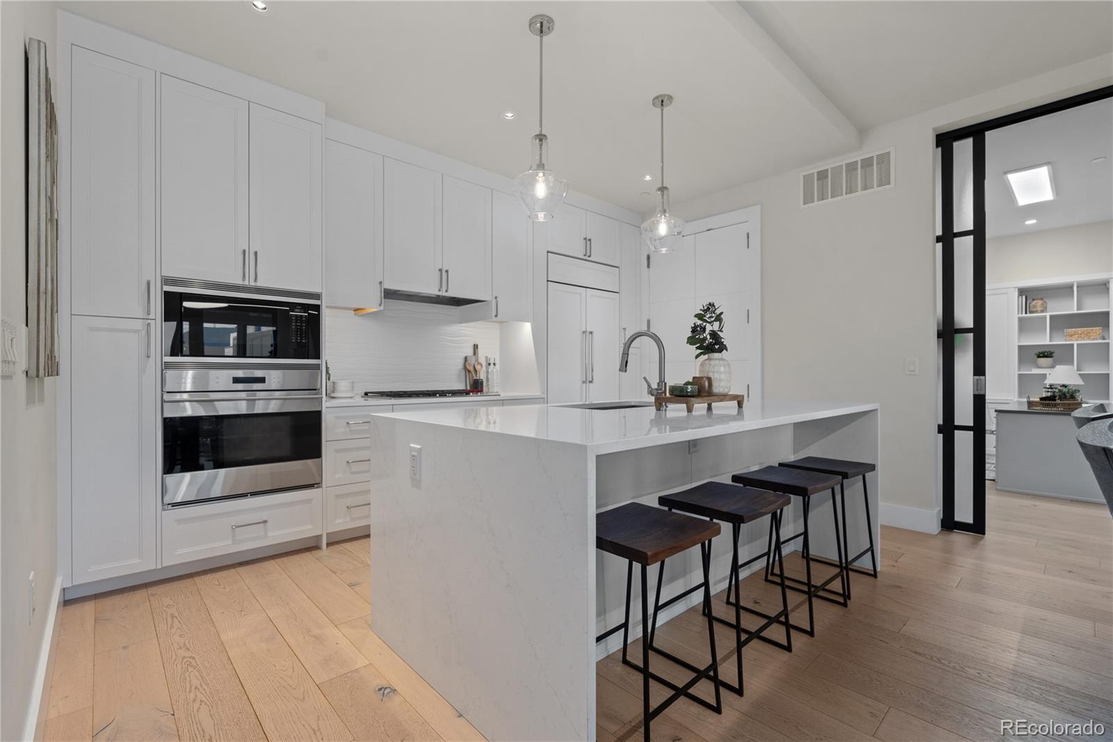 155 Steele Street Unit: 917