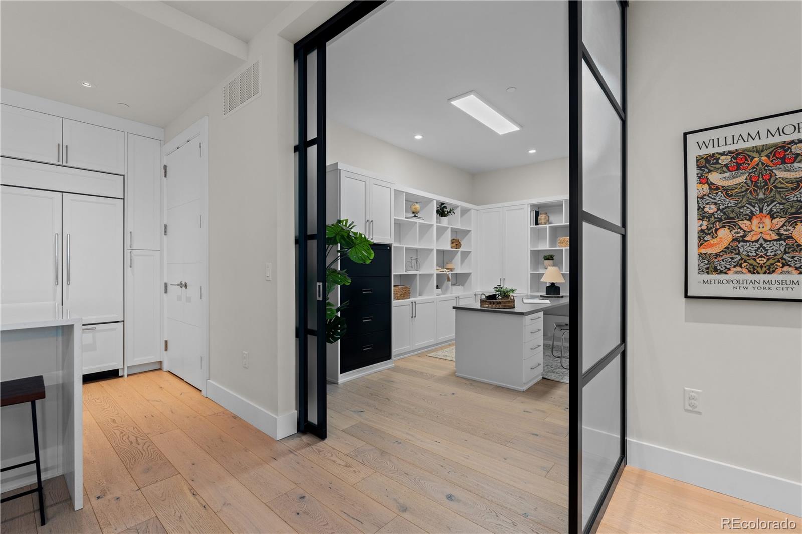 155 Steele Street Unit: 917
