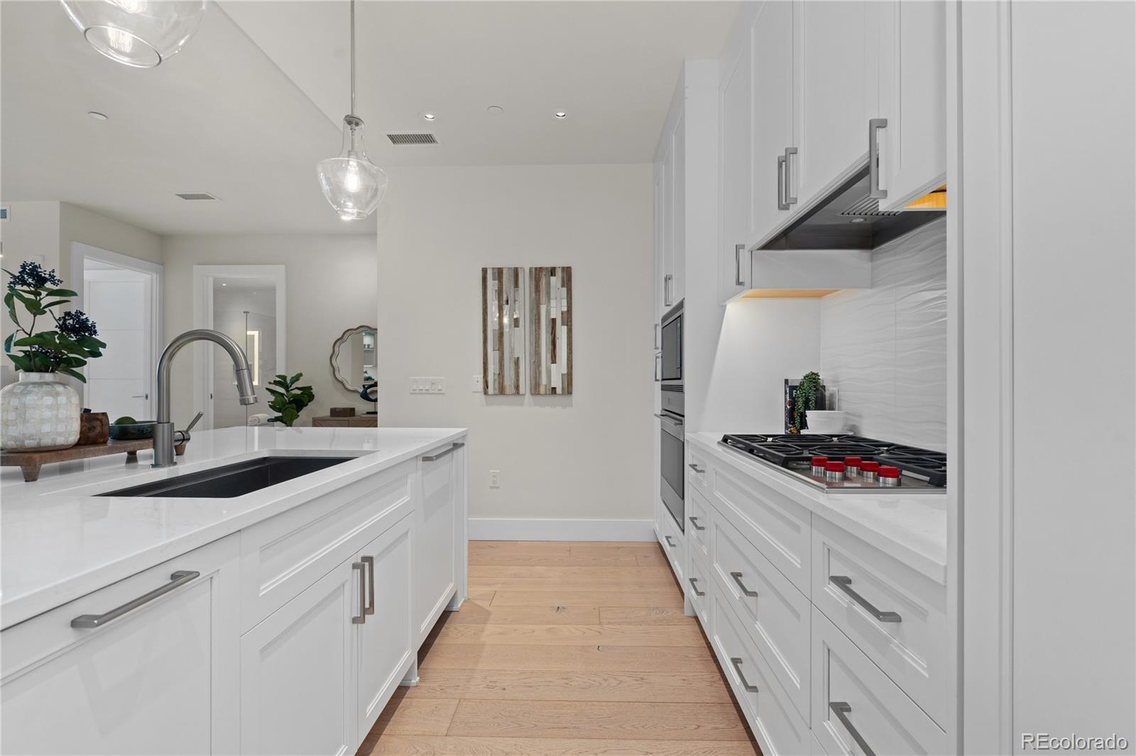 155 Steele Street Unit: 917