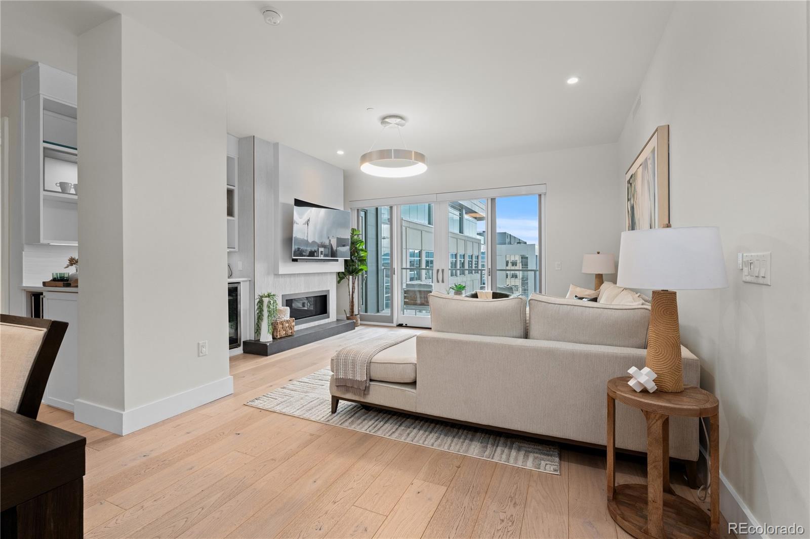 155 Steele Street Unit: 917
