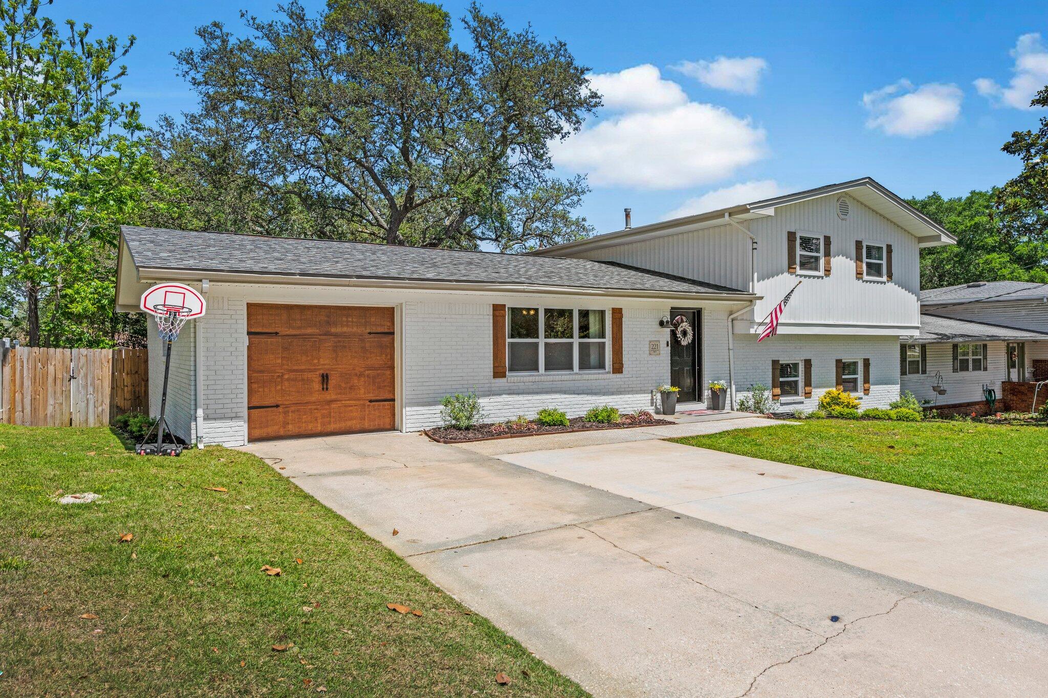 221 NW Bayou Woods Dr Drive