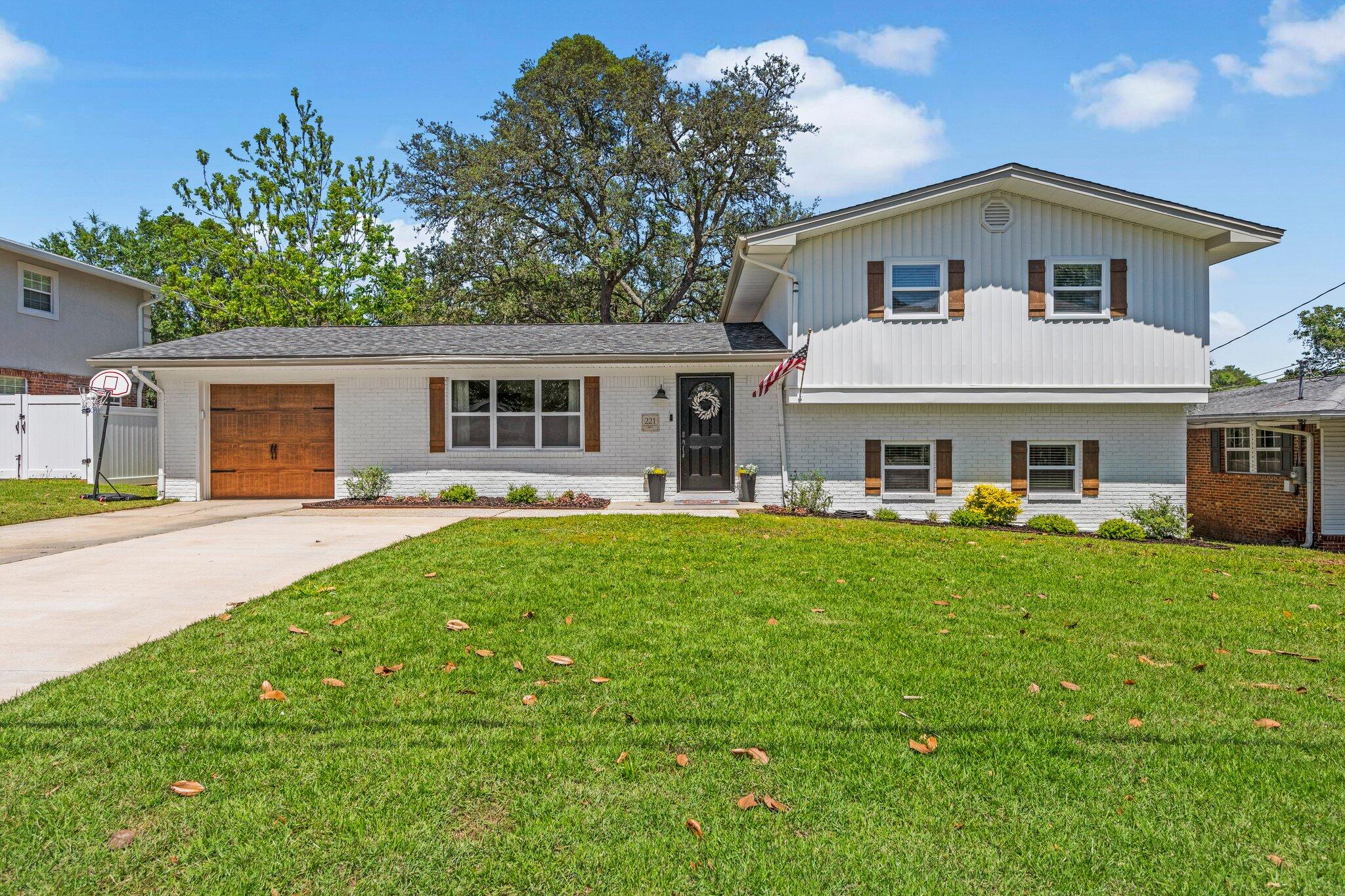 221 NW Bayou Woods Dr Drive