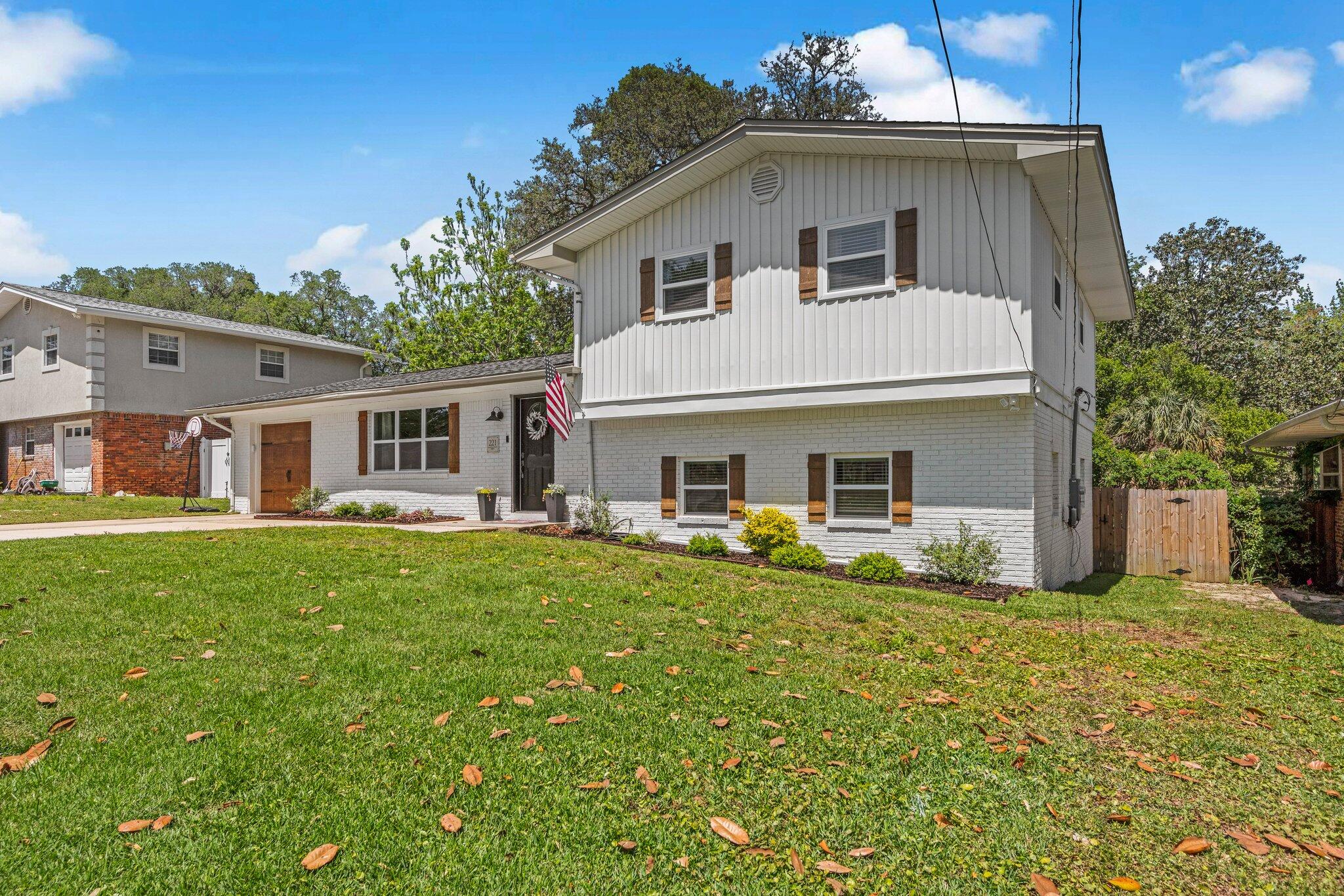 221 NW Bayou Woods Dr Drive