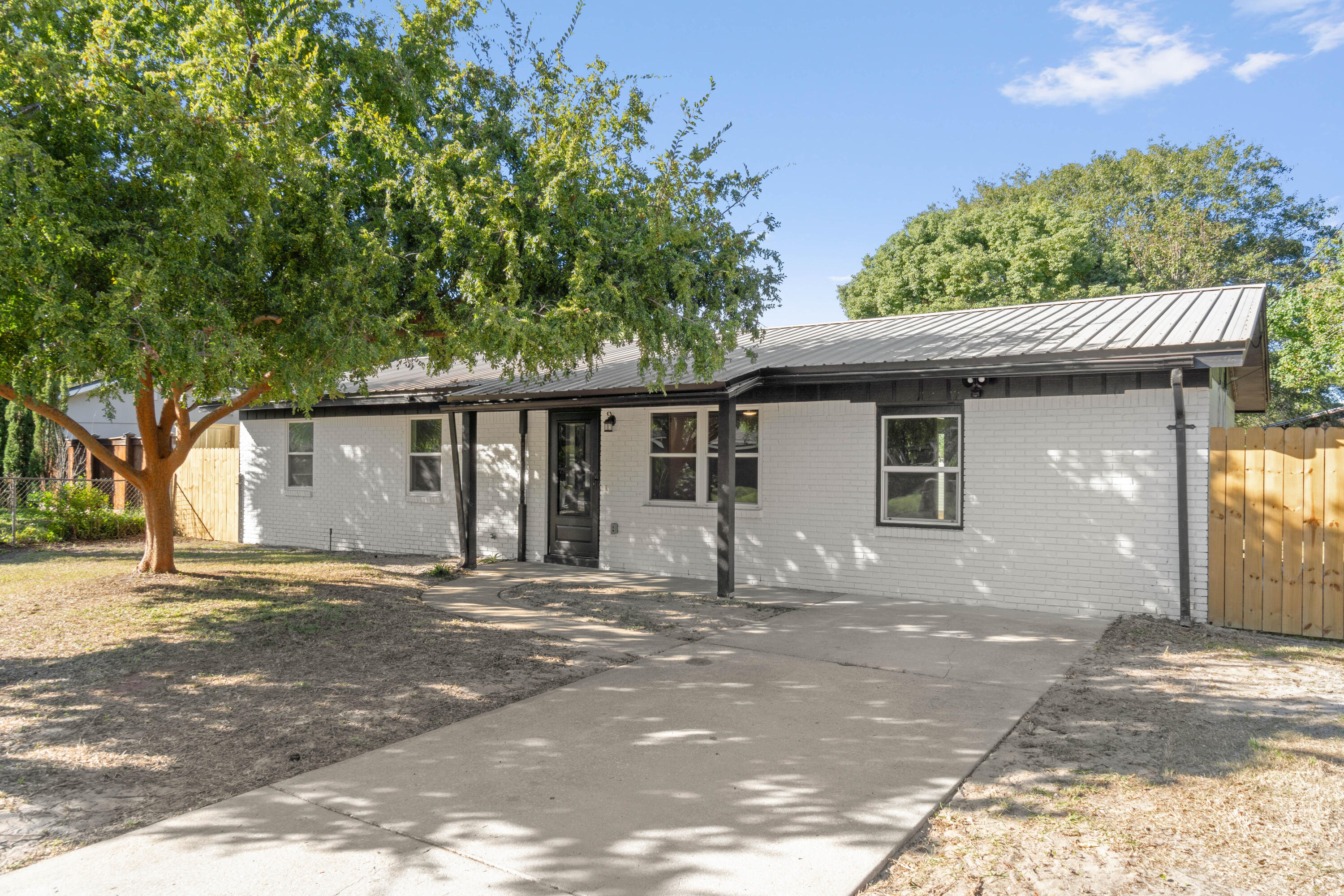 406 NW Oakland Circle