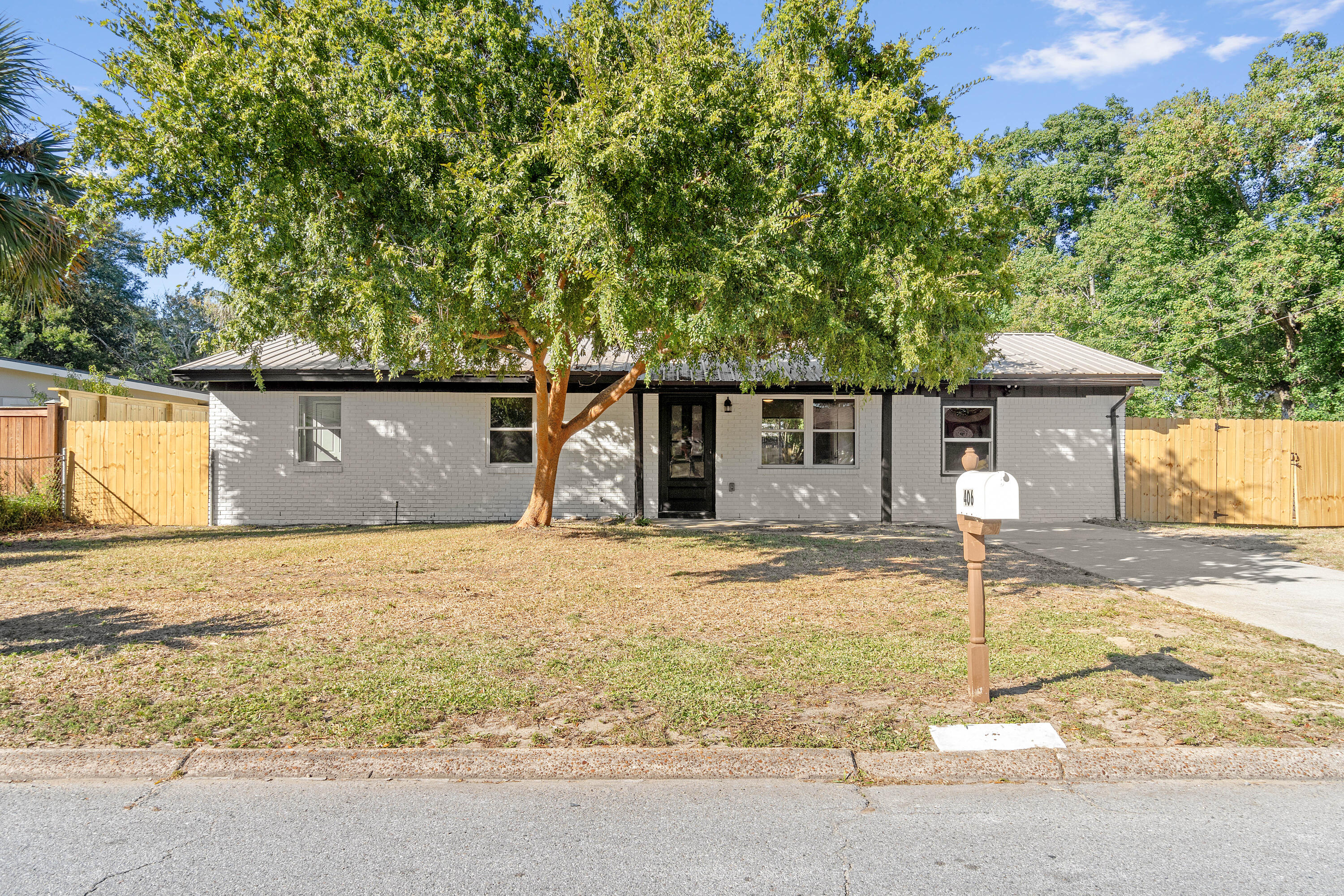 406 NW Oakland Circle